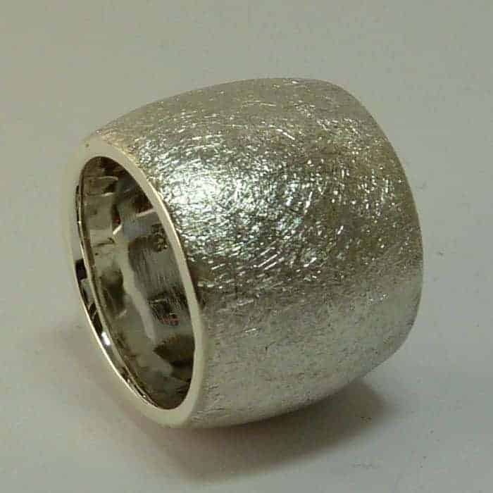 Breiter Ring aus Silber, eismatt