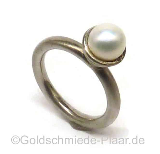 Design-Ring aus Silber mit Zuchtperle