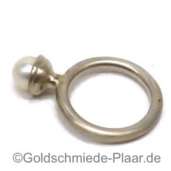 Design-Ring aus Silber mit Zuchtperle- liegend