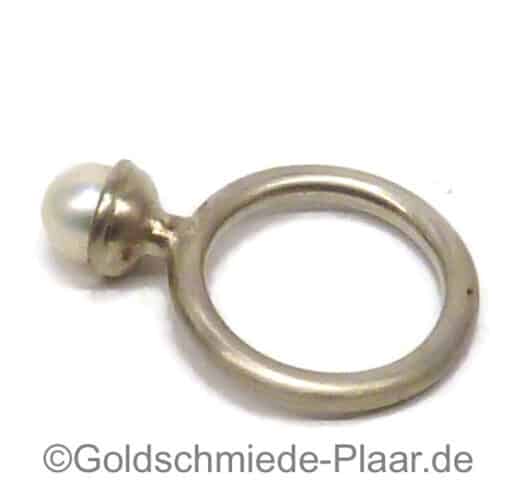 Design-Ring aus Silber mit Zuchtperle- liegend