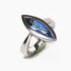 Ring mit synthetischem Spinell in hellblau